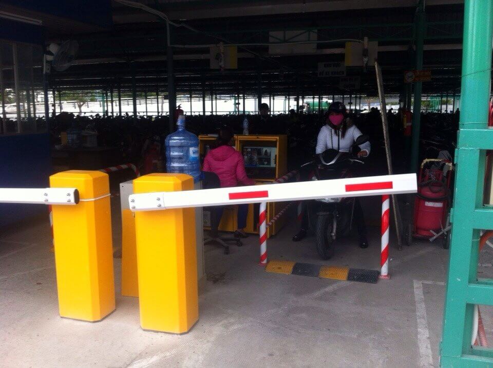 Barie tụ động thanh chắn giao thông