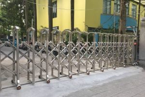 Hình ảnh thực tế cổng xếp inox TV 052B