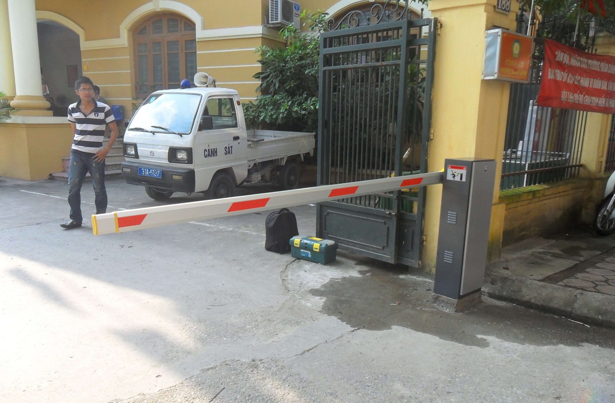 Lắp đặt cổng barie thanh chắn tự động